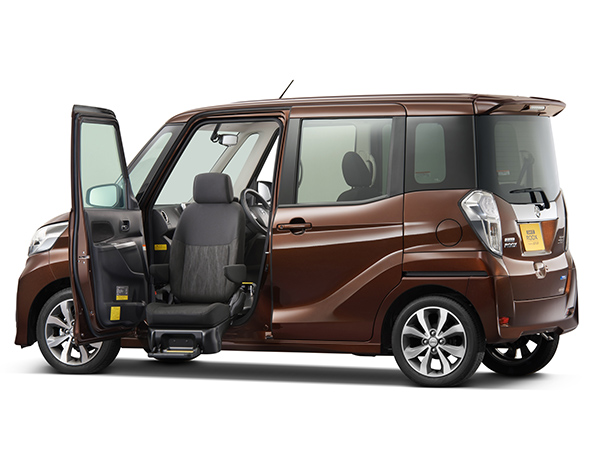▲通常のデイズルークスは前席がベンチシートとなるが、助手席スライドアップシートは、運転席も専用のセパレートシートとなる