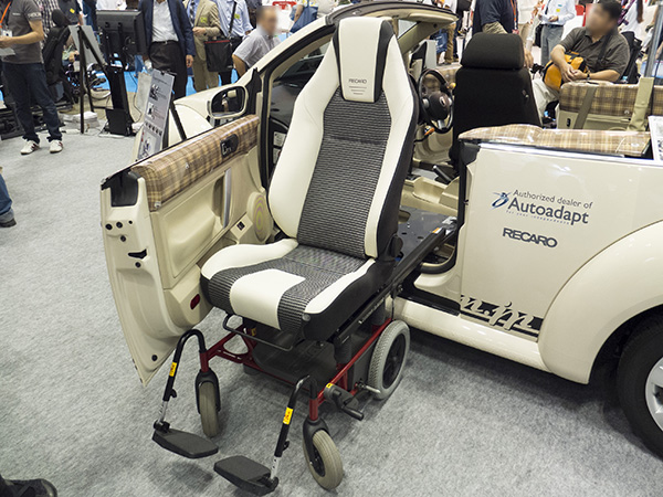 ▲輸入車にも装着できる回転&昇降シートも登場。海外メーカー製(オートアダプト社)で、レカロ製シートが車外ではそのまま車椅子としても利用できる。価格は約100万円と高額……今後に期待!?