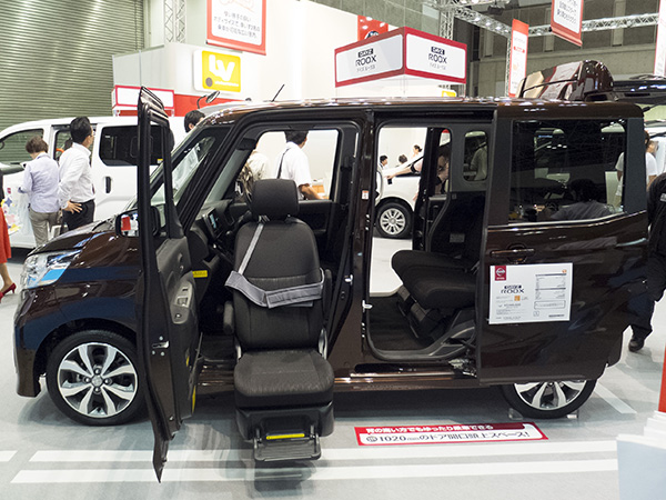 ▲日産 デイズルークスの助手席スライドアップシート。デイズ/デイズルークスともに、スポーティな外観のハイウェイスターも選べるところが人気