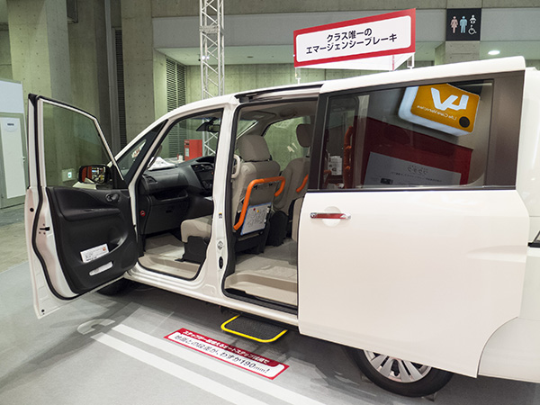 ▲日産 セレナに用意された専用のステップや手すり。足腰が弱ってきているが、回転&昇降シートの車を買うほどでもない(あるいは抵抗を感じる)という人に人気。購入後に必要に応じて後付けできる手軽さもある