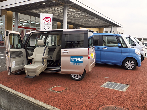 ▲タントスローパー(車いす仕様車)とウェルカムシート(回転&昇降シート)の試乗が可能。「福祉車両は普通の車以上に実車で使い勝手を試していただくことが大切」と大野店長。他店に貸し出すこともあるので、事前に問い合わせを