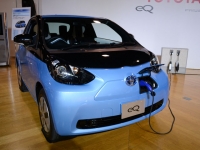 2012年12月に日米で限定販売される小型EV「eQ」。1回の充電で100km走行できる。価格は360万円を予定している