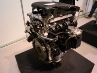低燃費と高出力を両立した新型の2.5L直列4気筒エンジン「2AR-FSE」。2013年以降、続々と新車に搭載される予定だ