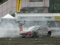 全日本ジムカーナで活躍する山野直也選手が人間パイロンとなり、山野哲也選手の駆るスバル BRZでドリフトしながら定常円旋回するという兄弟ならではの神業