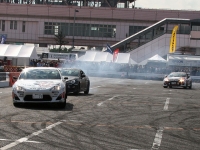 全日本ラリー選手権で活躍している3台のトヨタ 86がデモ走行を披露。レースさながらの走りに沸き立つ観客