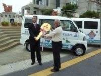 三菱自動車から宮古島市へ2台の「MINICAB-MiEV」が納車された。広報車や非常用電源として活躍する予定だ