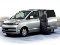 ヴォクシーのサイドリフトアップシート車。リフトアップシートは助手席の設定も選べる。それぞれ2WD、4WDの用意がある