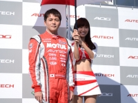 昨年に引き続き本山哲選手と美波千夏さんがゲストで参加。2人はオーテック車オーナーでもある