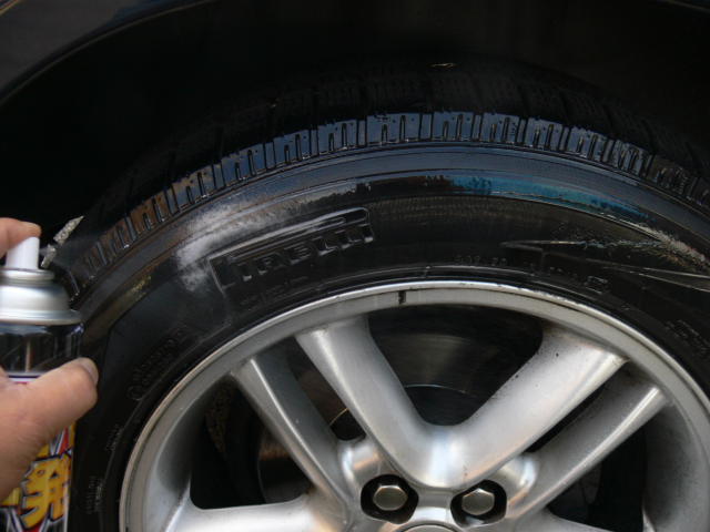 汚れたタイヤにスプレーするだけで洗浄もツヤ出しも終了｜カー用品レビュー リンレイ タイヤ一発！ V