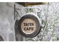 TAIYA CAFEの象徴ともいうべき看板。営業時間は午前11時～午後7時。平日は午後3時まで、休日は午後5時までランチタイムとなる