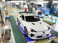 レクサス工房で生産された500台目のレクサス LFA。