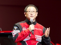 写真は86デビュー時に登場したモリゾウこと豊田章男氏。ビジネススーツだけでなくレーシングスーツもこよなく愛する車好きの代表でもある