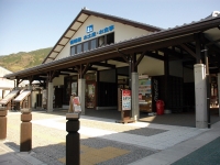 道の駅「ひなの里かつうら」は勝浦川と並行している県道徳島上那賀線沿い。手打ちうどん「みやこ家」や物販施設などが設置されている