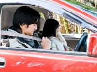 今回の調査では、「夫の運転に余裕や安心感を感じる」、また「運転中にパートナーの態度にイライラしない」夫婦ほど円満度が高いといった結果も