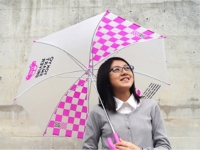 雨の日の交通事故が晴天時の5倍であることを示す「5」と、東京スマートドライバーのシンボルであるピンクチェックがデザインされた「ゆるや傘」