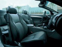 インテリアはブラックを基調色としスポーティな印象を演出。フロントシートは質感の高い本革（運転席はパワーシート）を採用している