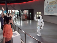 挙手で示された来館者の意向を瞬時に認識するASIMO。人の生活空間で人をアシストする「コミュニケーションロボット」に分類される