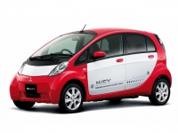 リーフより先に登場した電気自動車が三菱のi-MiEV。新車時の価格は約400万円もしていたが、今なら100万円台前半から狙える