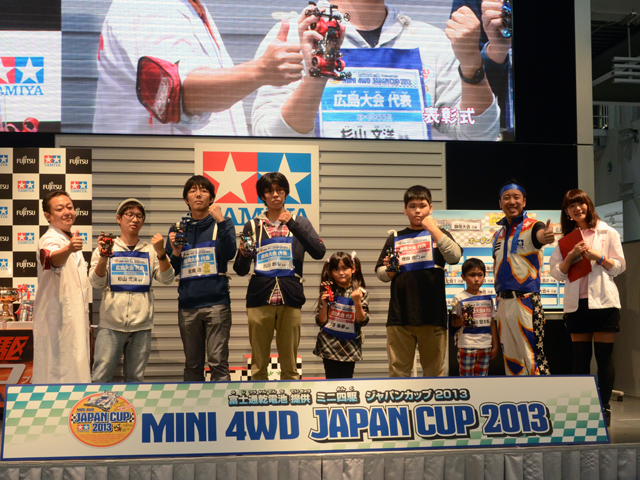 ジャパンカップ2013入賞者。中学生以下のジュニア部門とオープンクラスに分けられ、ジュニア部門は小学生の女の子（写真中央）が優勝