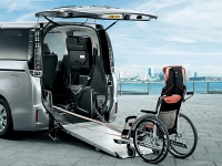 バックドア開口部の幅や高さなどが改良され、リクライニング機構付きの車椅子や電動車椅子、シニアカーでも乗せられる。写真はヴォクシー
