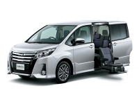 2.0Lエンジンを搭載し、2WDと4WDが選べる。トランスミッションはCVT。グレードはXとZSが選べる。写真はノア サイドリフトアップシート車