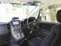 運転席まわりには趣味のアマチュア無線機が備えられている。また、クレー射撃で山の中へ行くことが多いため、熊よけスプレーも常備されている