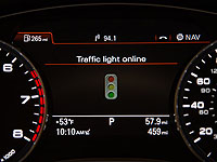 アウディの「Traffic Light Assist」はアイドリングストップ機構とも連動。信号が青に変わる5秒前に、自動的にエンジンを掛ける