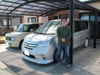 奥のキューブは奥さまの愛車。こちらも助手席が回転する機能を持つ。「どちらの車もシートを畳まずに車椅子を収納できるんです」と篠原さん