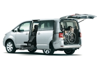 回転＆昇降シートの操作はシート下のボタンかリモコンで行う。車内では電動でリクライニングすることも可能