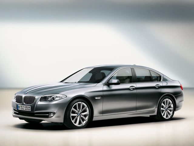 現行BMW5シリーズ。新車価格はすべて600万円超で、乗ればやはりものすごくいい。相場は430万円付近が中心だが、300万円以下の物件もチラホラ