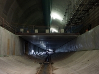 セグメントが壁面に取り付けられたトンネル内。床下に避難路を設置するのは、東京湾アクアトンネルと同じ方法だ