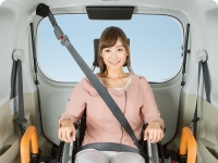 車椅子の乗員専用の3点式シートベルトを標準装備。スロープ幅（内寸）が640mmと広くなり、より多くの車椅子に対応できる