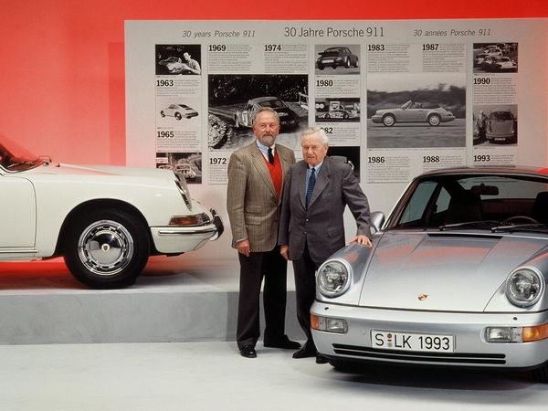 ▲写真は、父フェルディナント・ポルシェとともにポルシェ社を創設したフェリー・ポルシェ（右）と、その長男フェルディナント・アレクサンダー・ポルシェ（左）。彼らは空冷911に乗ることではなく、作ることでお金持ちになりました
