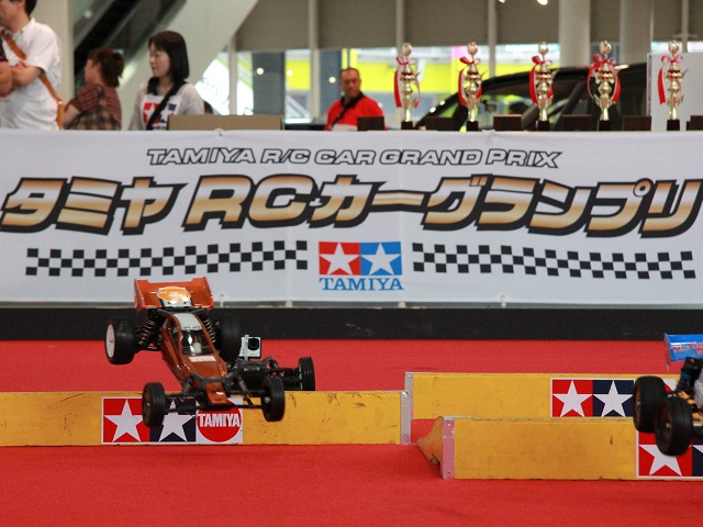 ▲数々のカテゴリーに分かれて競う「RCカーグランプリ」。バギークラスのコースにはジャンプ台も設置されている