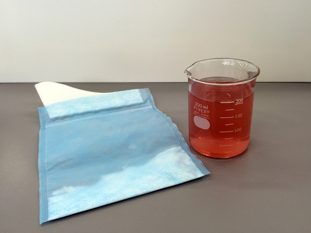 ▲実験には、わかりやすいように色つきの水溶液を使用します