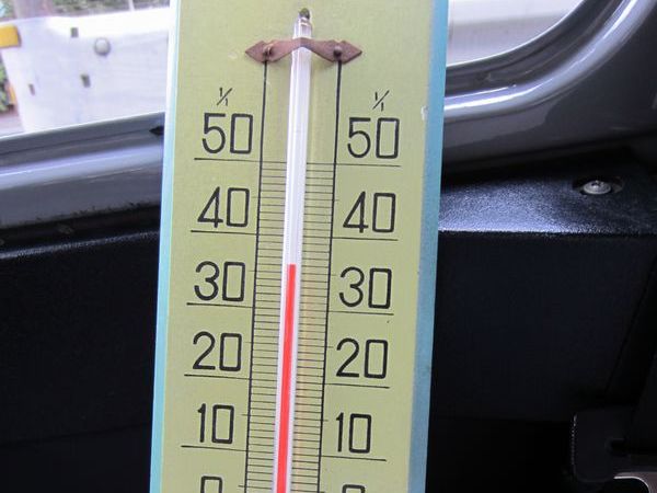 ▲このときの車内温度は手元のレトロな温度計によれば約36度。……暑い！