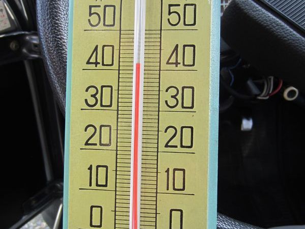 ▲車内温度は約41度に上昇。こうなると何も考えられず、頭が少々クラクラします