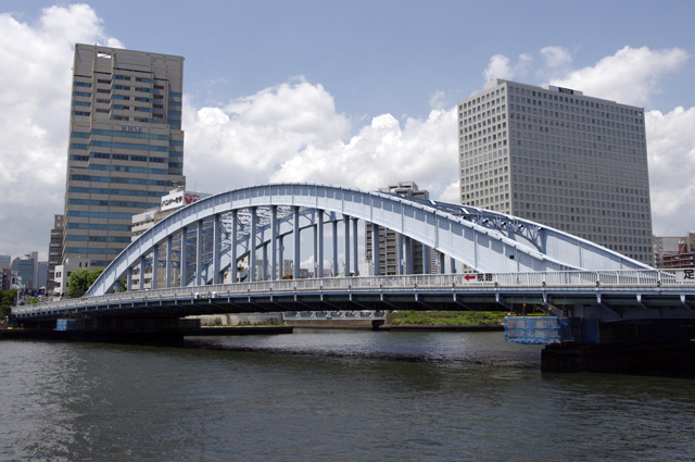 ▲隅田川に架かる永代橋。夜間はブルー＆ホワイトにライトアップされることでも有名