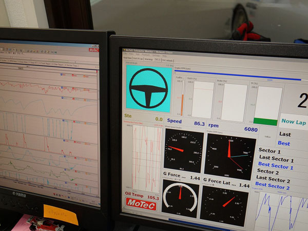 レース用ECUのトップブランドであるMoTeCのデータロガーで、細かく情報が取られる