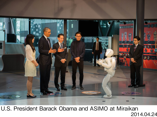 ▲オバマ大統領と同じポーズを取るASIMO。「ロボットはまるで生きているようで、ちょっと怖かった」との感想もあったとか