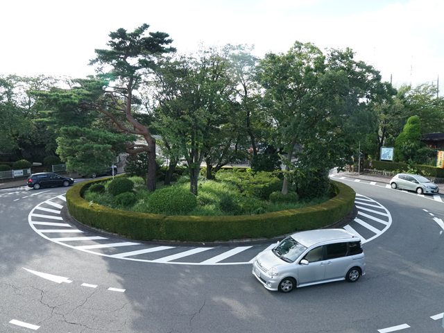 ▲円形交差点「ラウンドアバウト」の運用が9月1日に開始された。さっそく東京都多摩市のラウンドアバウトに行ってきたのだが……