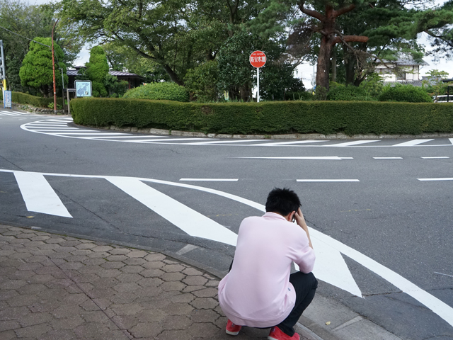 ▲って……車、KONEEEEEEEEE！　あまりに交通量が少なすぎて、普通にクルクルできたし。ヤバい、仕事半分投げてきたのに！