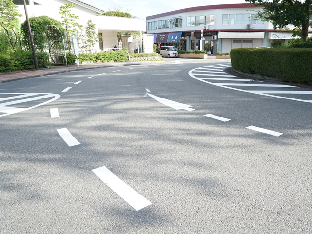 ▲スタッフの話によると「この桜ケ丘の交差点はだいぶ前からあるので、9月1日以降はむしろ、これまでなかった諸々の白線が引かれ、交通はむしろスムーズになった」という