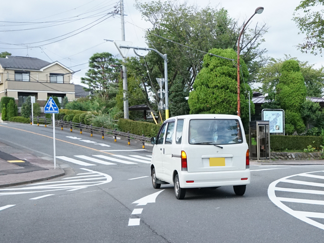 ▲お、あの車はちゃんと進入できているし、退出時にきちんと左のウィンカーを出している。どうやら正しく進入できている人は、ルールを理解している傾向にあるようだ