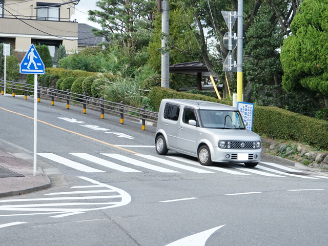 ▲この車はOK、と。30分ほど観察してみたが、正しく通行できていたのは21台、間違えていたのが56台。正解率は27％だった。ちなみに、タクシーはきちんと通行できている割合が高く、3分の2は正しい方法でラウンドアバウトを走っていた