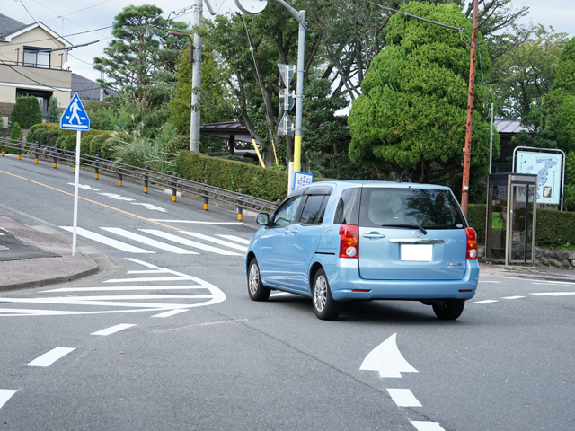 ▲あの車はNGだ。出るときは普通に左折するから間違わなそうなものだが……。って、そうか。曲線がゆるいラウンドアバウトだと、自分が入ってきた道の正面にある出口を通る場合、直進だと思ってウィンカーを出さない人が多いのか？