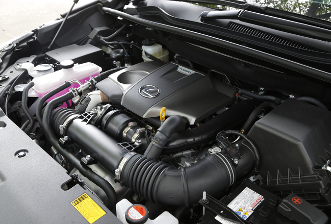 ▲NX200tには新開発された2Lターボエンジンが搭載されている。JOC08モード燃費はFFで12.8／L、4WDで12.4／L。最大出力は238psとなる