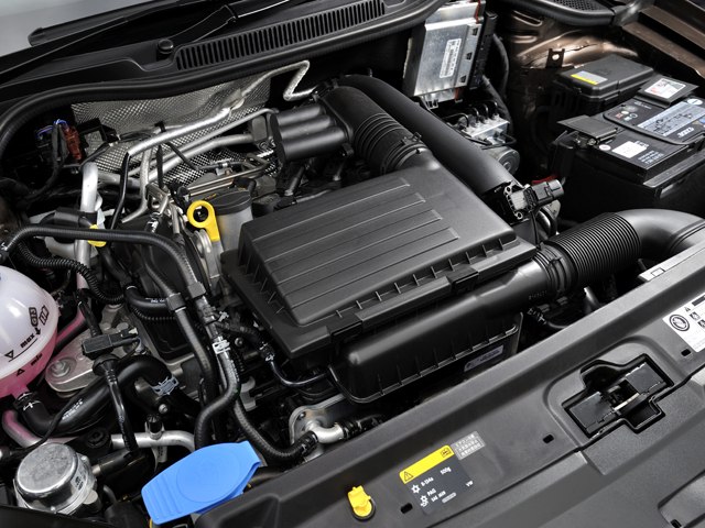 DOHC4バルブ化された新型エンジンを搭載。アイドリングストップ機構や回生システムも備える