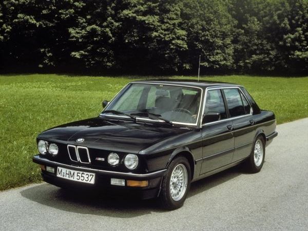 ▲1982年から1988年まで販売された2代目BMW5シリーズ（E28）。普通にステキだと思いますが、どうでしょう？