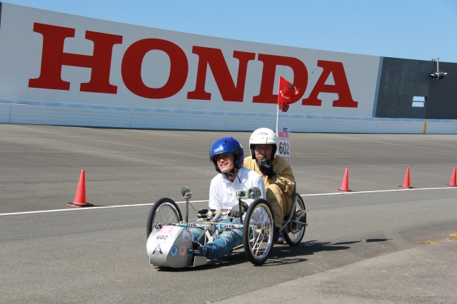 ▲「Honda エコ マイレッジ チャレンジ」は思い思いのマシンを製作して低燃費記録を目指すレースですが、参加者のスタンスは十人十色。空力を無視した「むき出しボディ」の2人は、なんだかとても楽しそう